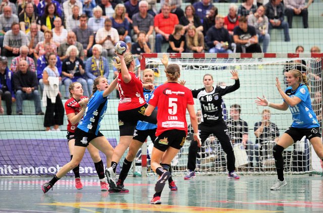 Sarah Lamp (am Ball) von den Luchsen war auch am gegnerischen Kreis gefährlich
