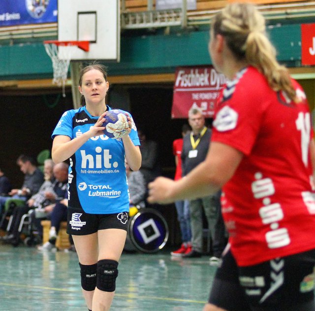 Paula Prior (li.) im Ballbesitz