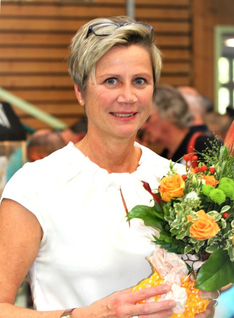Blumen zum Geburtstag für Luchse-Jugendtrainerin Brigit Ratfeld