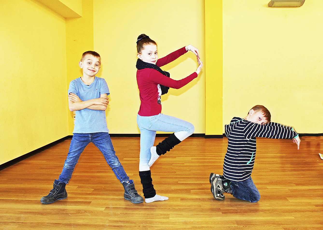 In diesem Jahr haben sich die Kinder mit dem ABC auseinandergesetzt: Louis Kinder (v. li.), Lara Sophie Bartels und Jasper Emiltank stellten das
Körper-Alphabet von Paulina Olowska nach