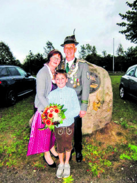 Gerd Feindt mit seiner Königin Karin und 
Enkel Joshua   Foto: Schützenverein Trelde