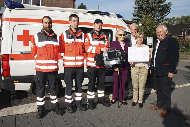 Bei der Spende des Defibrillators: (v. li.) Eike Marquardt, Jan Bünger, Dustin Bargfrede, Irene Vorwerk, 
Dieter Weis, Lilian Bormann und Heiner Schönecke