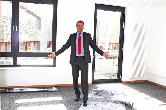 Bürgermeister Dirk Seidler in seinem zukünftigen Büro mit Blick auf das alte Rathaus bzw. den zukünftigen Vorplatz Fotos: as