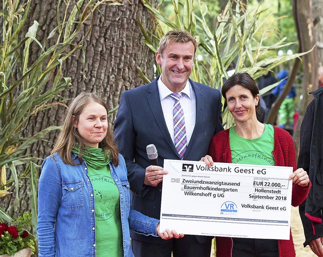Kindergartenleiterin Nicole Rössner (li.) und Ulrike Cohrs freuen sich über die großzügige Zuwendung der Volksbank Geest eG, übergeben durch den Vorstand Wilhelm Prigge | Foto: privat