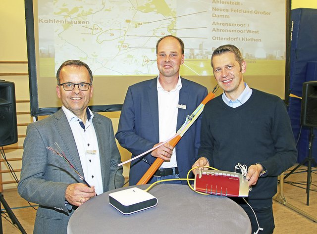 Hans-Jürgen Geiß (v .li.), Björn Muth und Joachim Wiegel von der EWE gaben Einblicke in die neue Breitband-Technik  Foto: jd