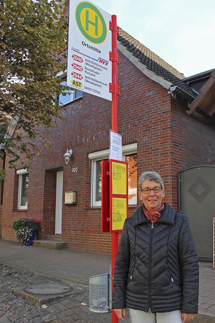 "Ortsmitte wäre ideal": Christine Pohlmann-Holländer an der Haltestelle an der Estebrügger Straße