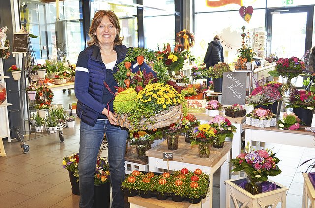 Gesine Funk von der "Gärtnerei Gesine Funk" empfiehlt die schönen Gestecke