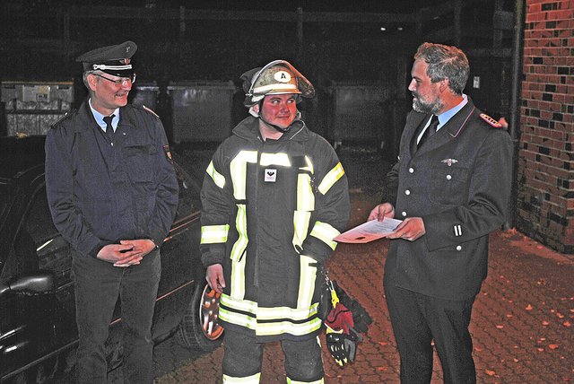 Gratulation zur Beförderung (v. li.): Ortsbrandmeister
Stephan Boenert, Oberfeuerwehrmann Benjamin Milkereit und
Vize-Gemeindebrandmeister Tore Larsen