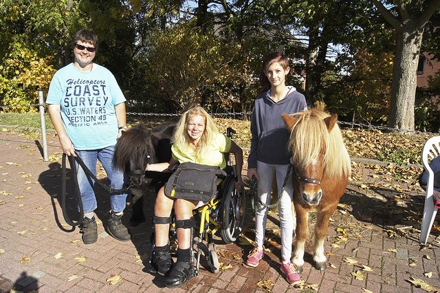 Sabine Glaser (li.) und Melina Müller (re.) vom Horneburger Reitverein erfreuten mit ihren Ponys Ingrid van der Meulen