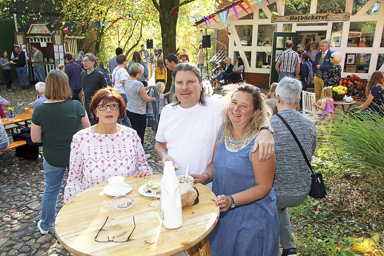 Annegret Lüttschwager (vli.) sowie Olaf und
Ann-Kristin Schramm fanden den Kuchen köstlich Fotos: jd