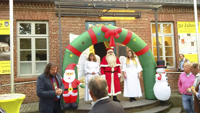 Der Weihnachtsmann kam mit seinen Engeln zum Treffen der Christkinddörfer