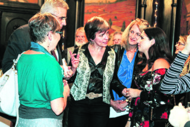 Smalltalk mit Gästen. Die Autorin im Gespräch mit Stadtbibliotheksleiterin Ulrike Mensching (li.)