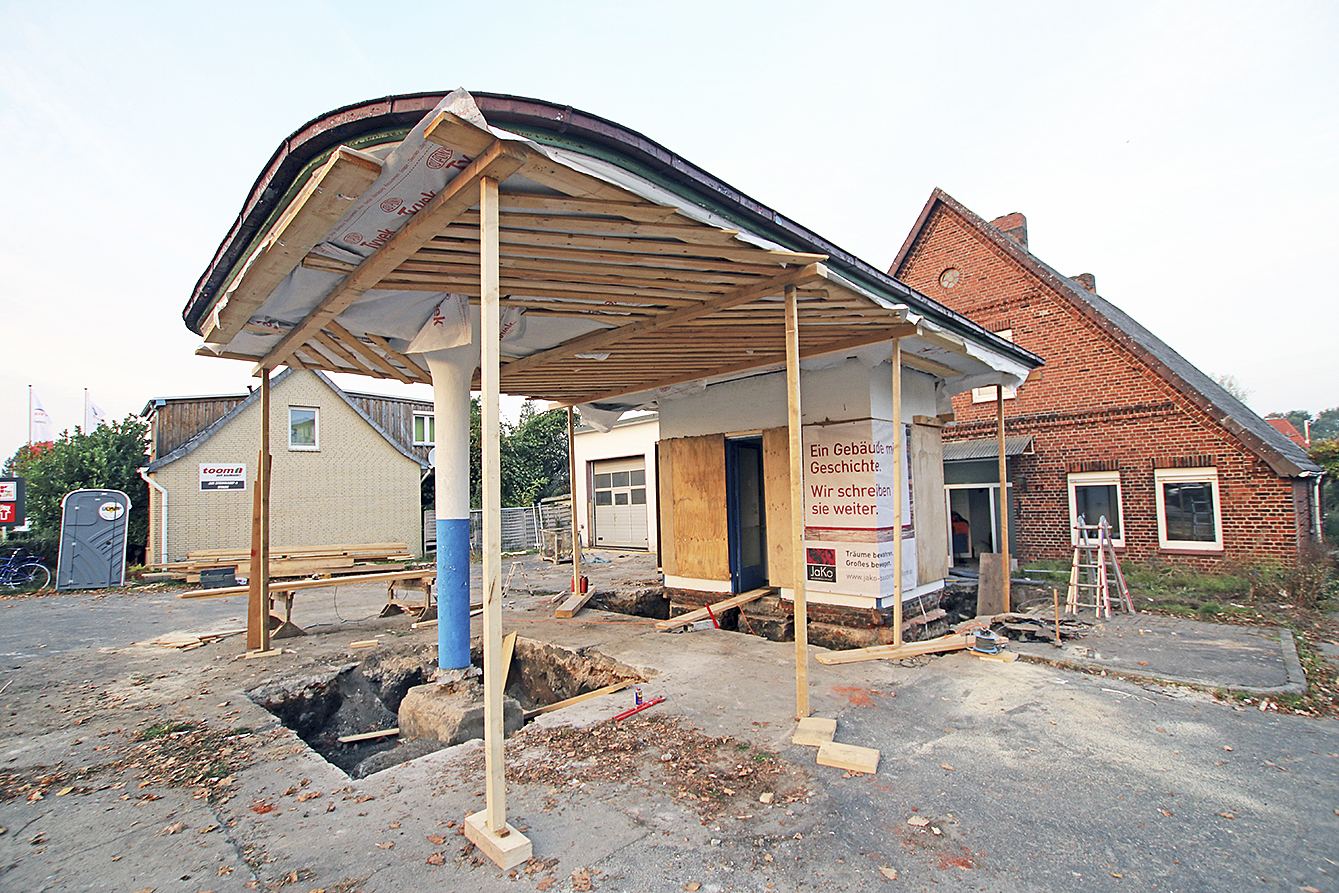 Die Tankstelle ist fast "versandfertig". Die großen Glasfronten des Kassenhäuschens sind bereits mit Holz gegen Transportschäden geschützt Fotos: jd/Kiekeberg