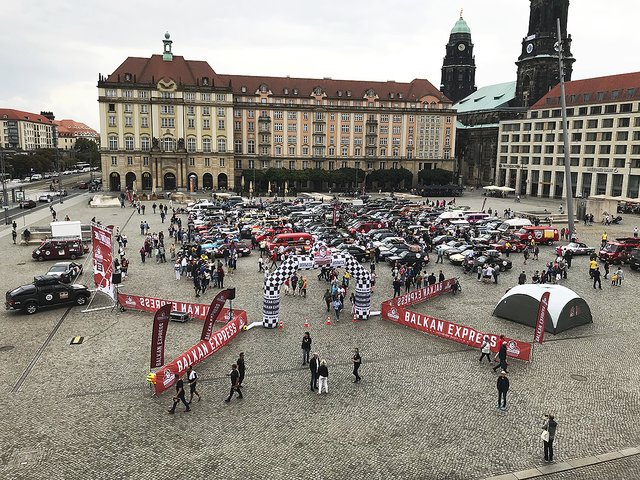Vom Dresdner Altmarkt starteten die Rallye-Fahrzeuge