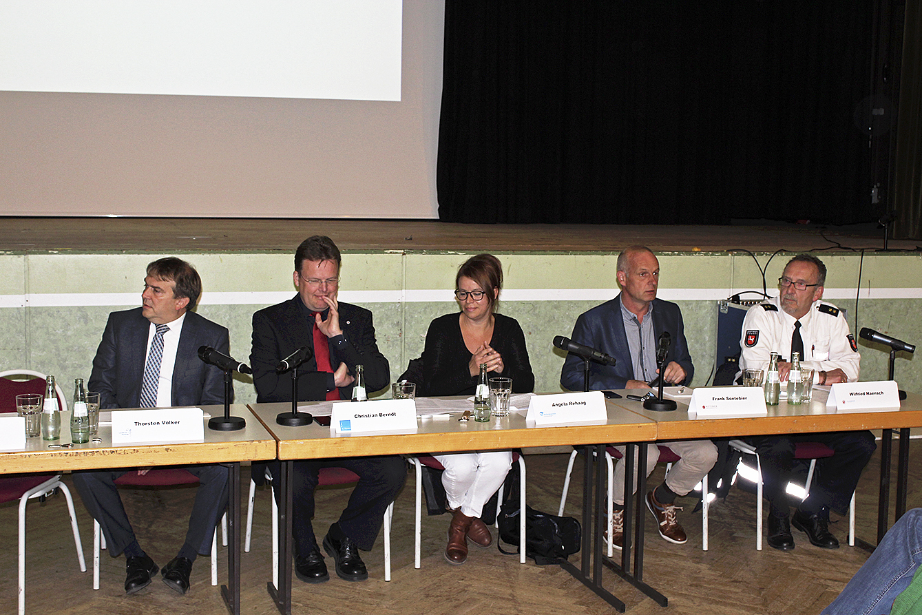 Referierten über ihre Erfahrungen mit Flüchtlingen (v. li.): Thorsten Völker, Christian Berndt, Angela Rehaag, Frank Soetebier
und Wilfried Haensch Foto: thl
