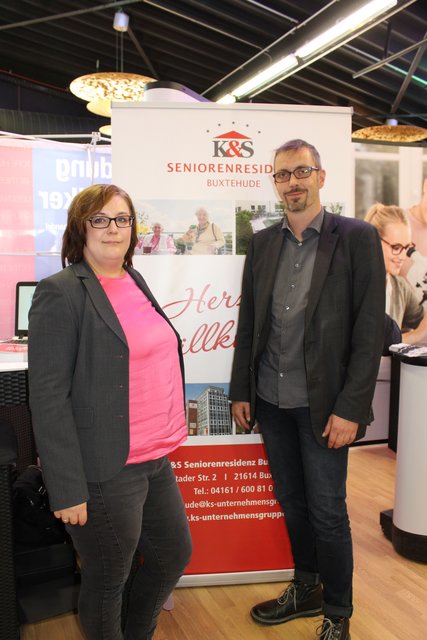 Ivonne Stoldte und Lars Oldach von den "K&S Seniorenresidenz" in Buxtehude lobten die gut organisierte Messe im Metropol