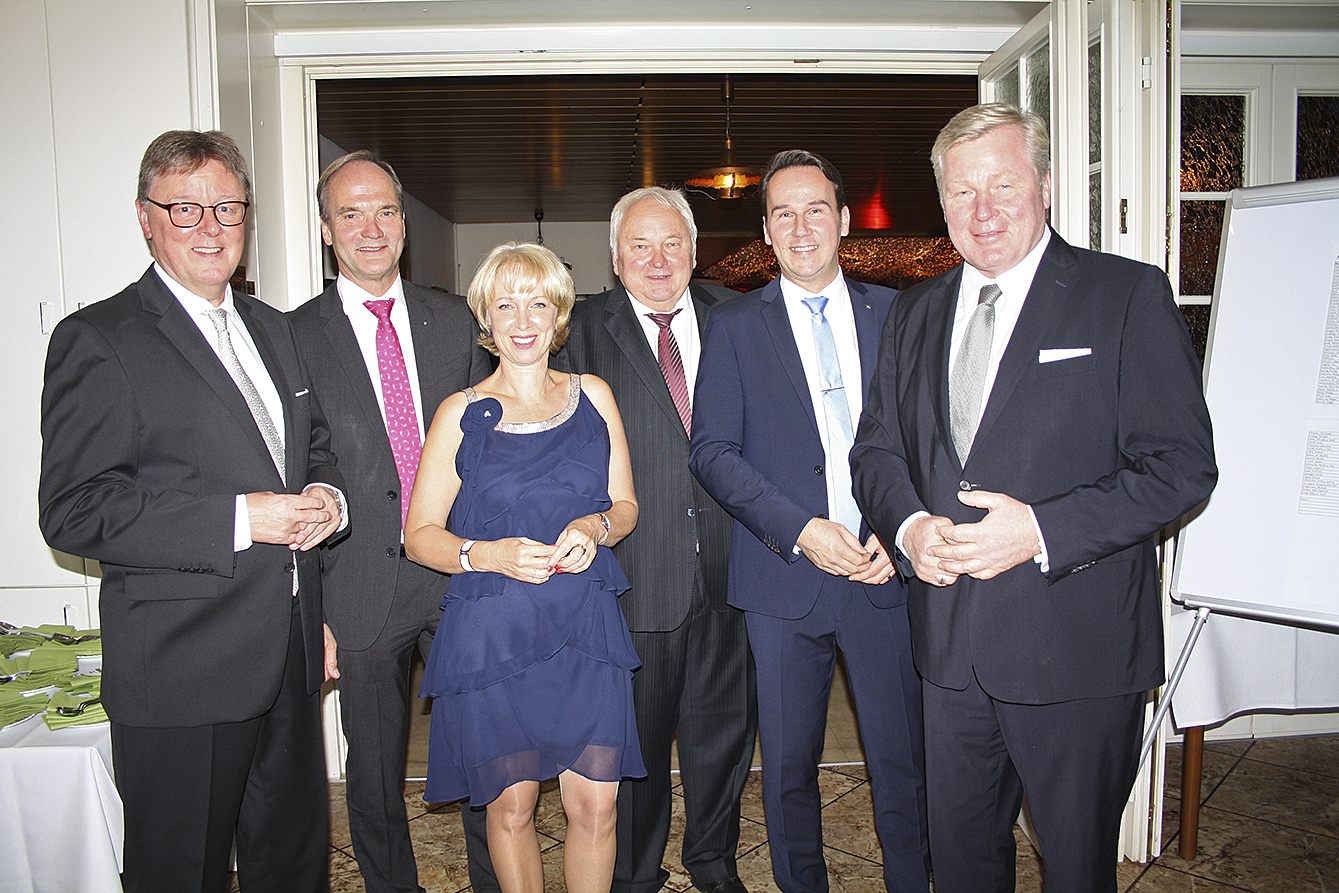 Bei der Feierstunde: (v. li.) Bundestagsabgeordneter Michael Grosse-Brömer, Kreistags-Fraktionschef Dr. Hans-Heinrich Aldag, Kreisvorsitzende Britta Witte,
die Landtagsabgeordneten Heiner Schönecke und André Bock sowie Landes-Wirtschaftsminister Dr. Bernd Althusmann