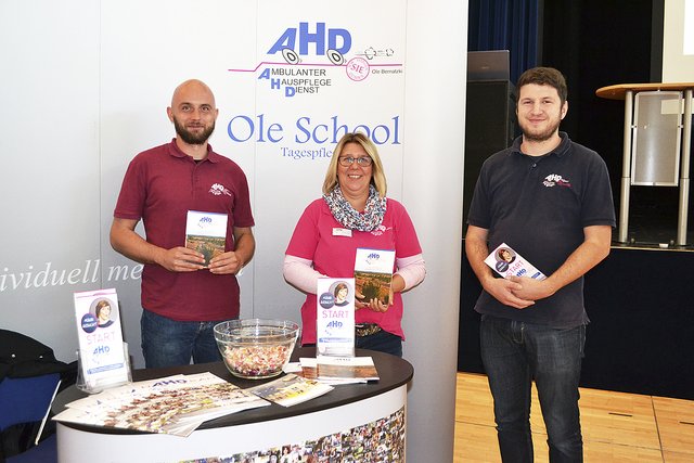 Auszubildender Björn Scheumann (v.li.), Tagespflege-Betreuungskraft Nicole Guse und Auszubildender Steven Körtel vom AHD informierten über die AHD-Tagespflege "Ole School"