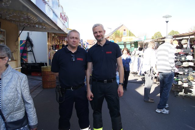 Jan Lehmkau (li.) und Nils Bründel von der Feuerwehr waren für die Sicherheit zuständig