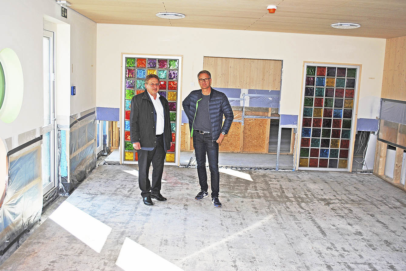 In der Kindertagesstätte, die wieder zur Baustelle wurde: Samtgemeinde-Bürgermeister Wolfgang Krause (li.) und Carsten Homann vom Bauamt