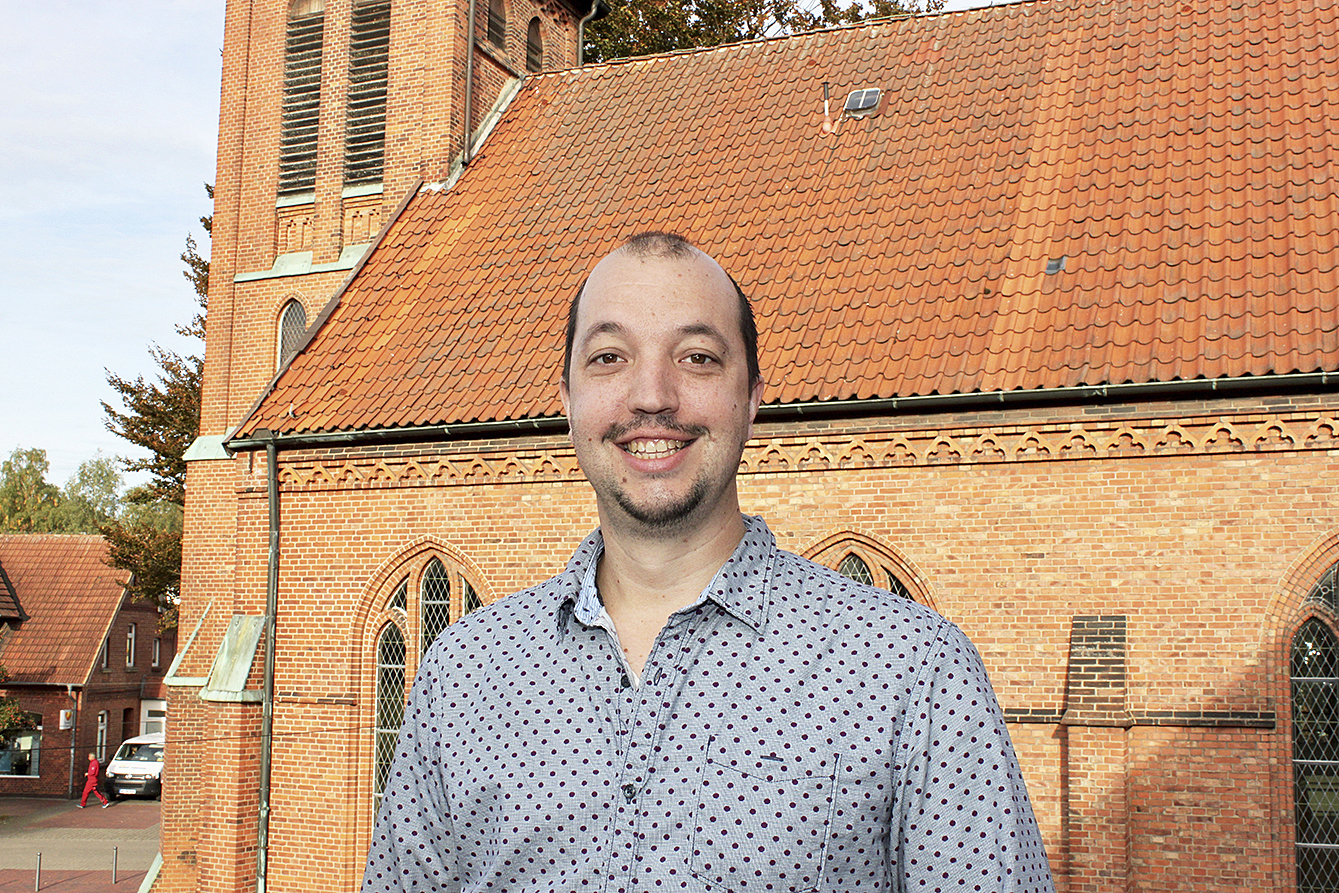 Arne Hildebrand vor seiner neuen Arbeitsstelle,
der St.-Paulus-Kirche in Buchholz