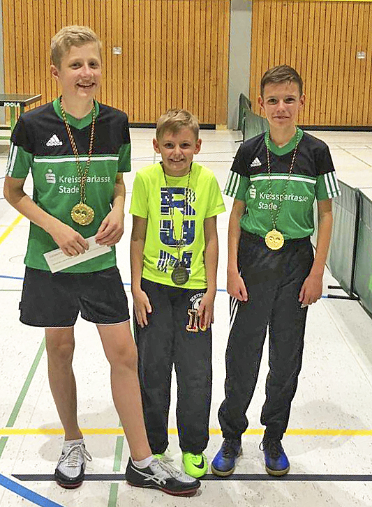 Freude über die Medaillen (v. li.): Niklas Engel, Felix Janzen und sein Bruder Lukas Janzen