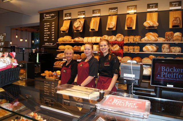 Das Team der Bäckerei Pfeiffer heißt die Kunden in der Filiale mit noch mehr gemütlichen Sitzplätzen willkommen