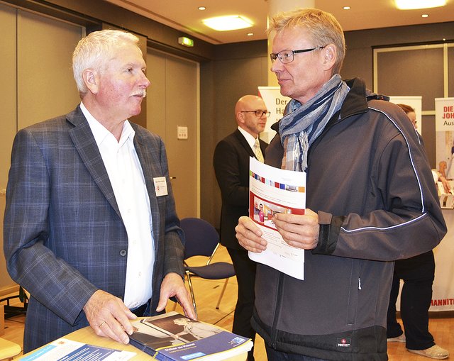Kriminalhauptkommissar Heinz-Walter Johanßon (li.) gab Tipps zum Thema "Sicher leben - Tipps für Seniorinnen und Senioren gegen Kriminalität im Alltag"