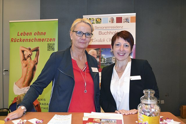 Susanne Schukies, Leiterin der Seniorenresidenz Buchholz (li.), und Verwaltungsmitarbeiterin Viktoria Malovicko beantworteten viele Fragen rund um das Thema Demenz