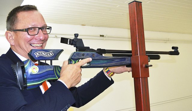Auch Volksbank-Regionalleiter Frank Krause versuchte s ich im Luftgewehrschießen