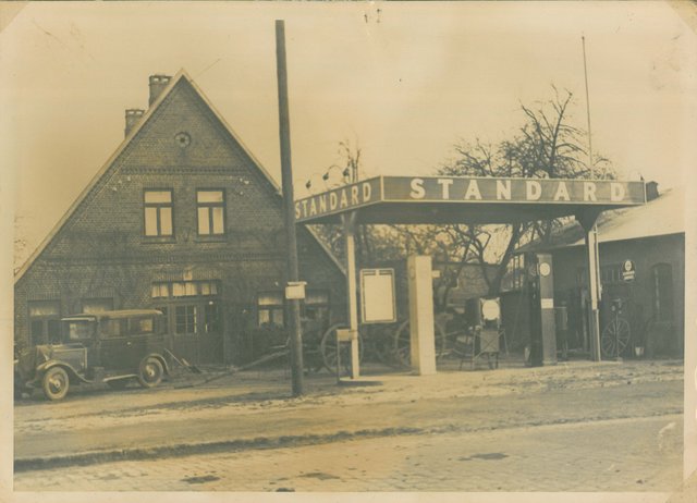 Die Tankstelle mit dem Wohnhaus  der Familie Mehrtens