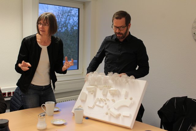 Theda Pahl, Architektin am Kiekeberg, und Berufskollege Christoph Frenzel aus Buxtehude mit einem Modell der | Foto: tp