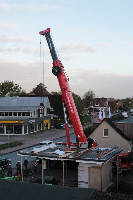Lastenkran an der Tankstelle