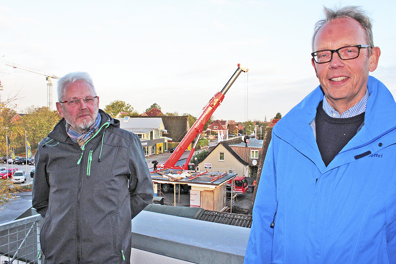 Blick vom Balkon des Finanzamtes in Stade. Klaus Mehrtens (li.) und sein Bruder Horst waren beim Umzug der Kult-Tanke ins Museum live dabei