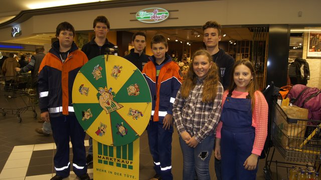 Die Jugendfeuerwehr aus Wiepenkathen ist häufig zu Gast bei Marktkauf in Stade. In der Geburtstagswoche betreuen #+die jungen Retter u.a. das Glücksrad | Foto: lt