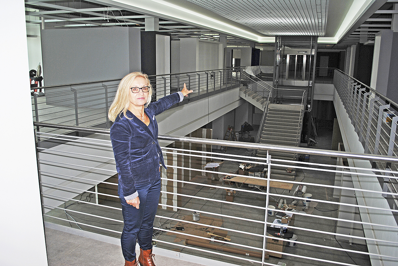Großzügig und modern gestaltet: Küchenhaus-Leiterin Doris Harlos auf der Baustelle des Michaelis-Fachmarktes in Oelstorf