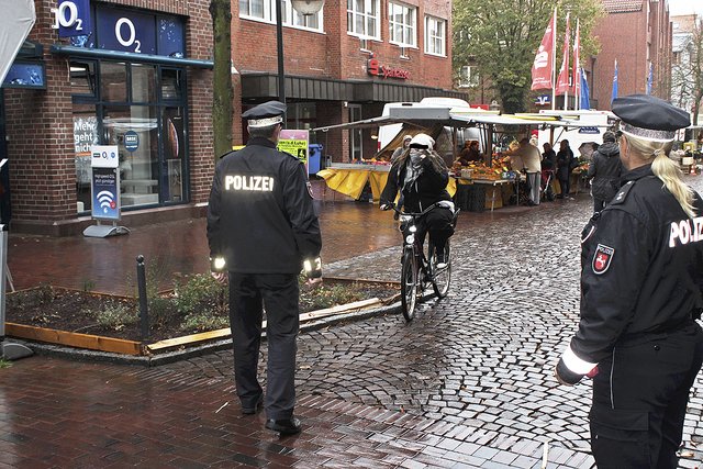"Einmal 15 Euro, bitte." Die Polizei bat auch diese Radfahrerin zur Kasse