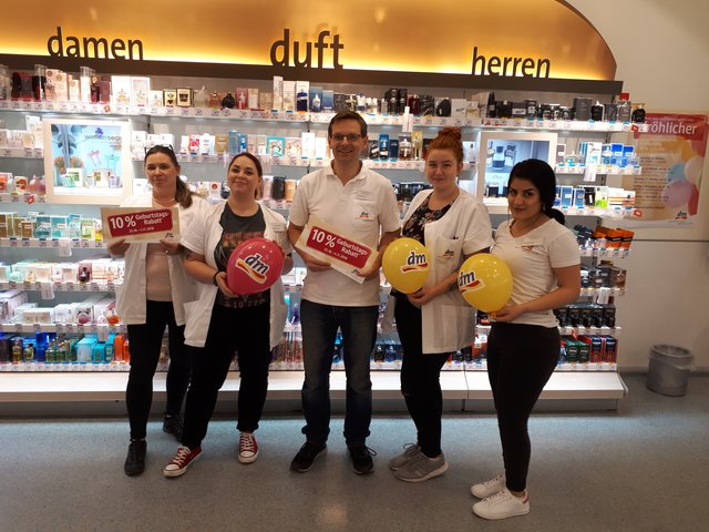 Das Team vom "dm drogerie markt" erwartet die Kunden #+in der Geburtstagswoche mit vielen Aktionen | Foto: dm