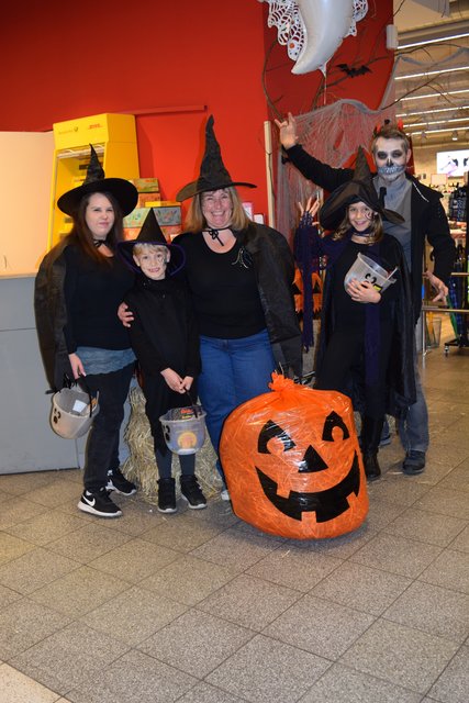 Hui hier waren die "Hexen" los: Beim Famila in Winsen wurde es am Sonntag gruselig
