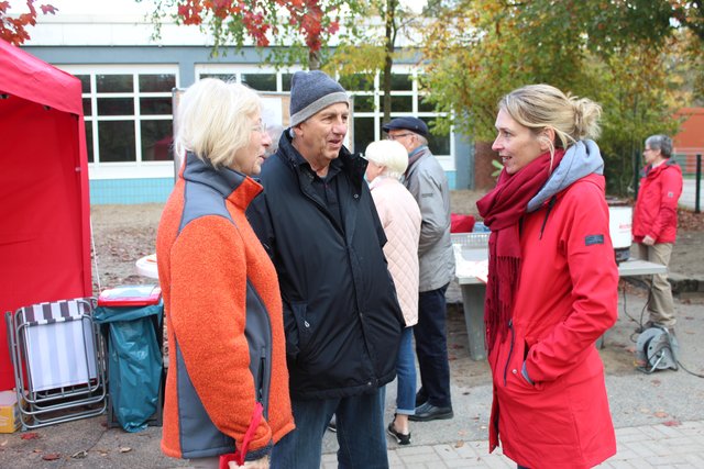 Bundestagsabgeordnete Svenja Stadler (SPD) auf dem Herbstmarkt in Maschen