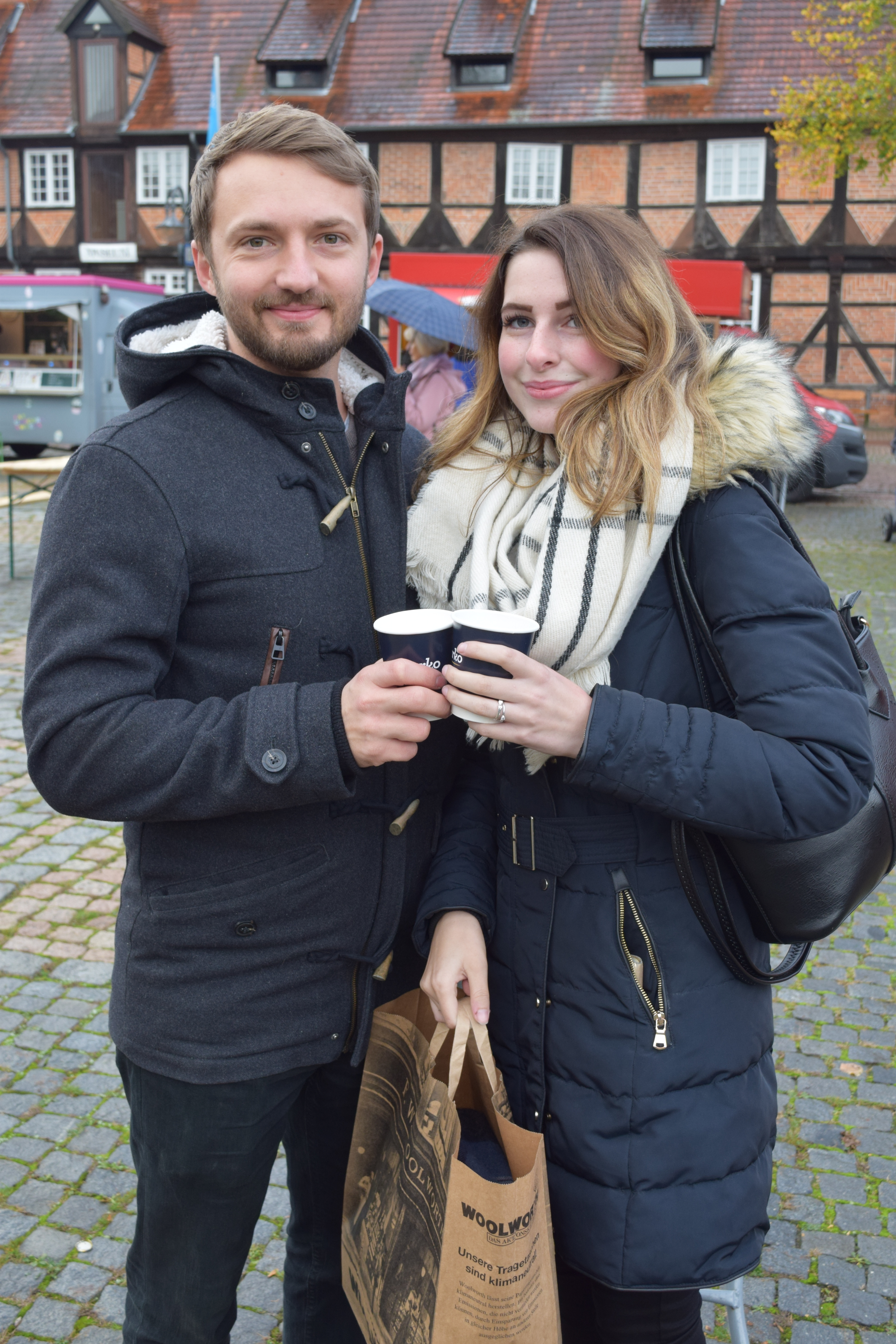 Wärmten sich am ersten Glühwein des Jahres: Mandy Schneidewind und Artur Krüger