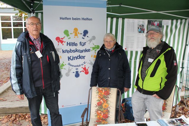 Die Mitglieder des Seniorenbeirats teilten sich einen Stand mit der "Hilfe für Krebskranke Kinder"