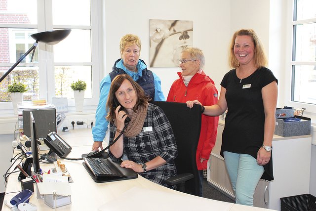 Monika Bartel und Irmgard von Roßbitzky (hi. v. li.) im Büro der Standesbeamtin Petra Brandt (vorne li.) - hier mit ihrer Stellvertreterin Anne Müller
