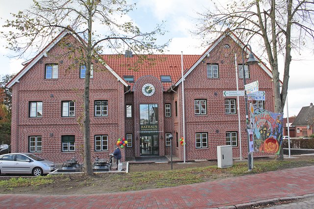 Der Neubau mit seiner schmucken Backsteinfassade