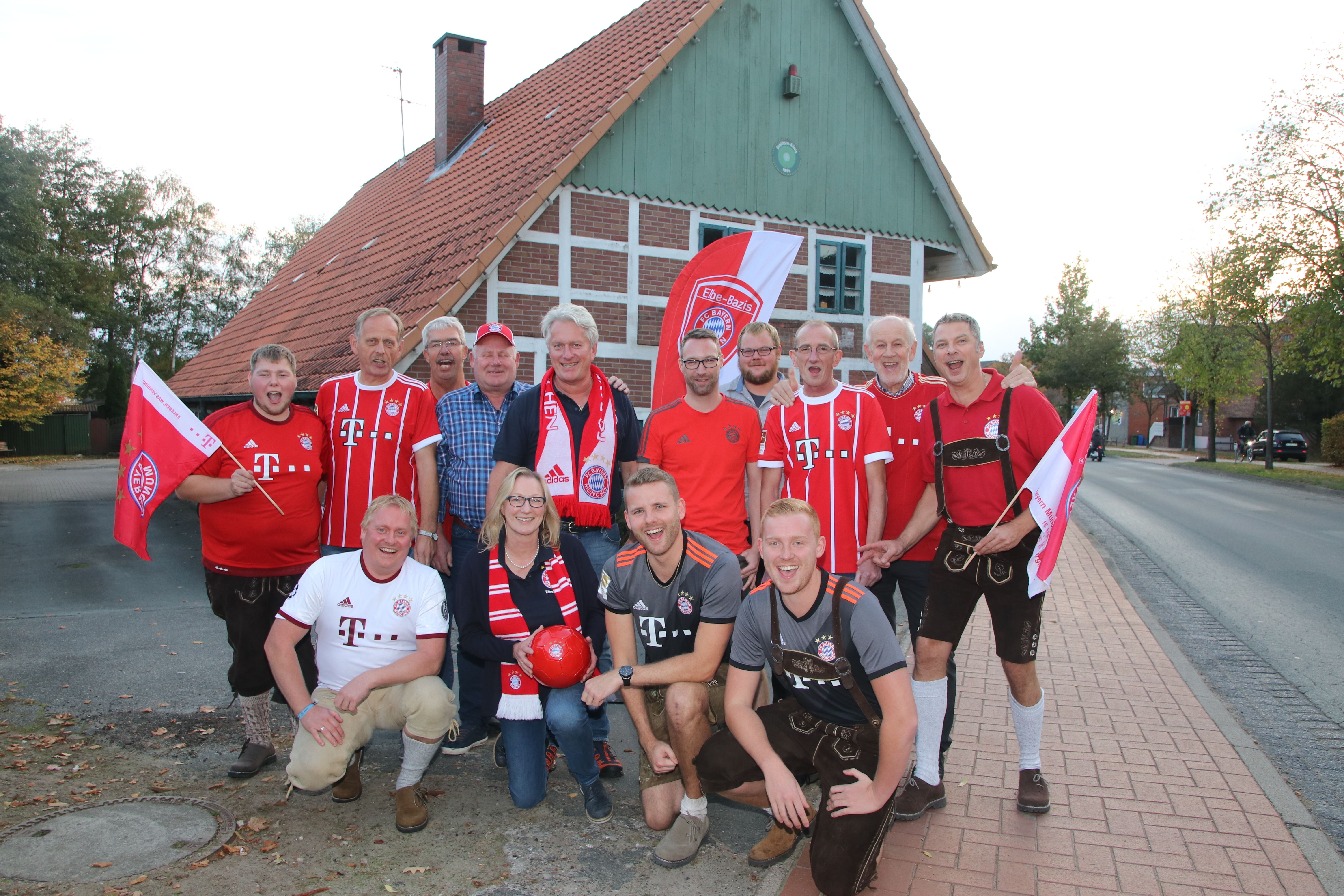 Die Bayern-Fans vor ihrem Domizil in Ahlerstedt