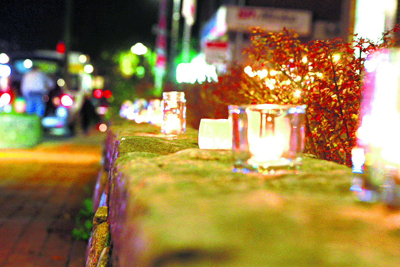 Entlang der Hauptstraße werden im ganzen Ort Kerzen aufgestellt