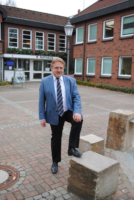 Wie auf dem Sprung zur zweiten Amtszeit: Samtgemeinde-Bürgermeister Wolfgang Krause vor dem Salzhäuser Rathaus