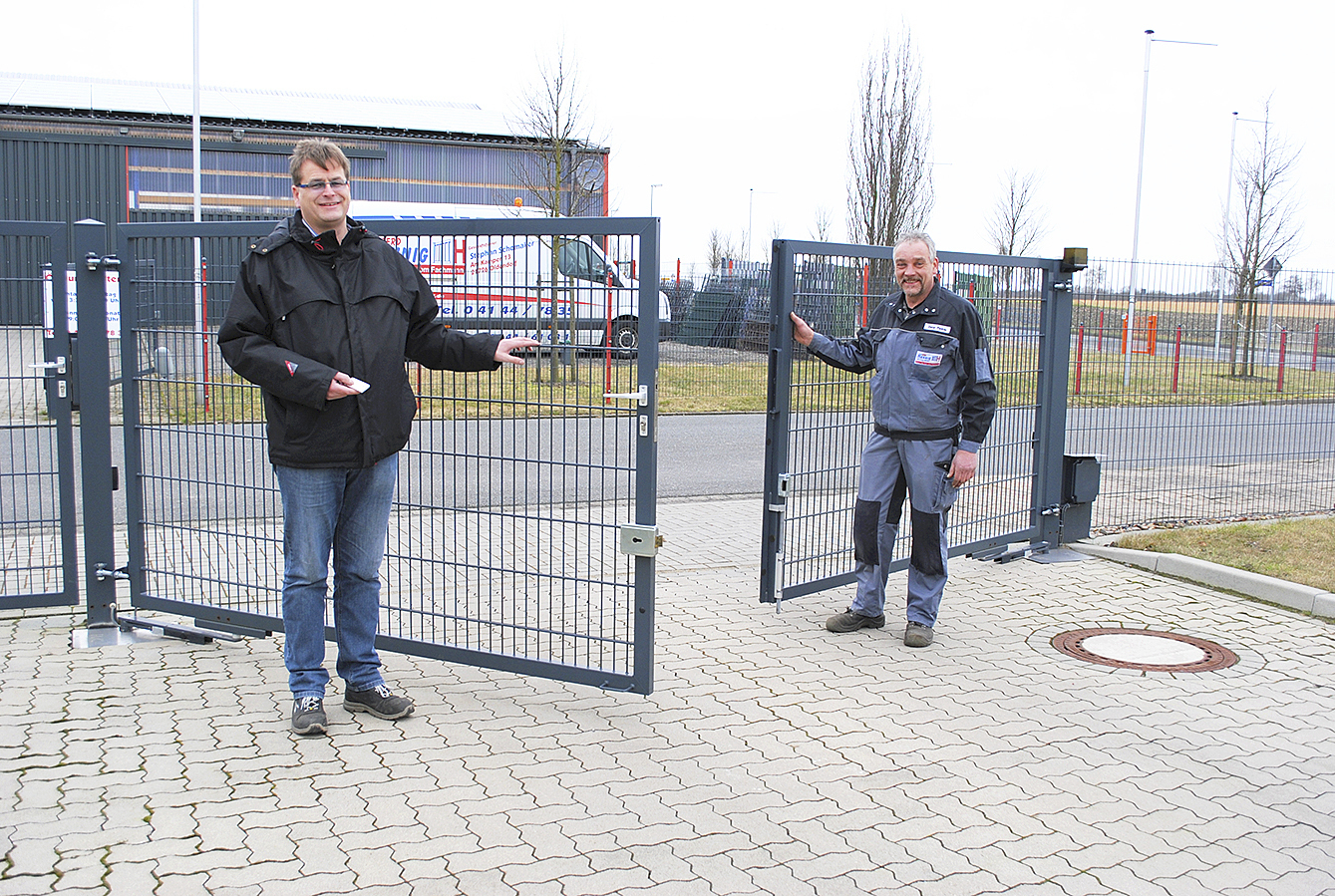 Stephan Schomaker (li.) und Dieter Pankau mit einem Zauntor, das sich über Funk öffnen lässt