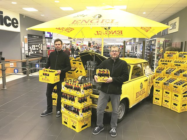 Marc Schneider (li.) und Jan Müller vom Marktkauf-Team mit dem originellen Trabbi von Engelbräu | Foto: Marktkauf