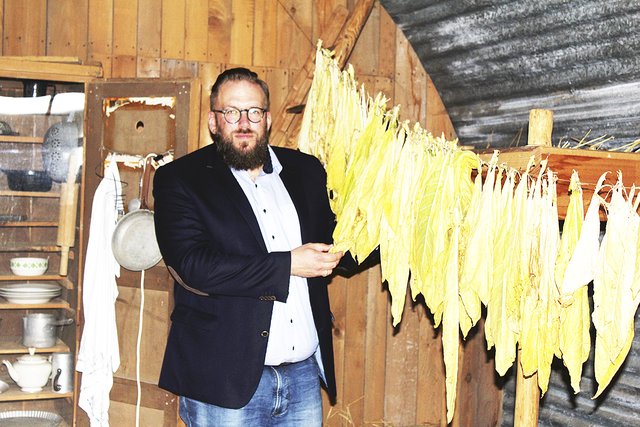 Museumsdirektor Stefan Zimmermann steht in der Nissenhütte, in der wie in der Nachkriegszeit Tabak getrocknet wird